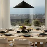 וילה Charisma Estate