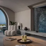 Charisma Estate אויה