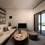 Charisma Estate אויה